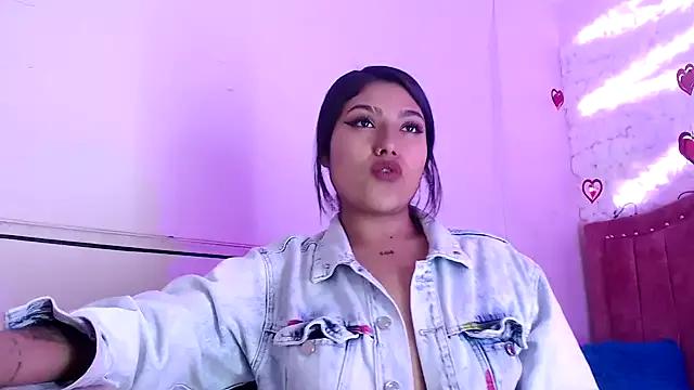 Discover our girls online shows and discover the company of countless livestreamers, with stunning shapes, sex toys and more.
