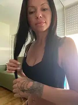 Discover our girls online shows and discover the company of countless livestreamers, with stunning shapes, sex toys and more.