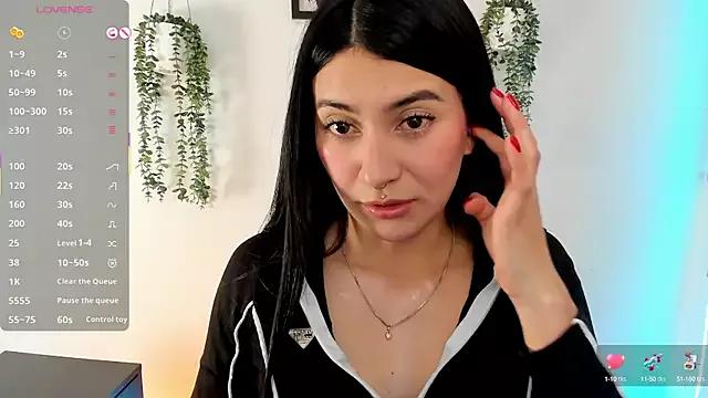 Discover our girls online shows and discover the company of countless livestreamers, with stunning shapes, sex toys and more.