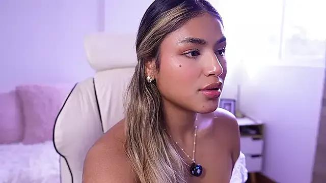 Discover our girls online shows and discover the company of countless livestreamers, with stunning shapes, sex toys and more.