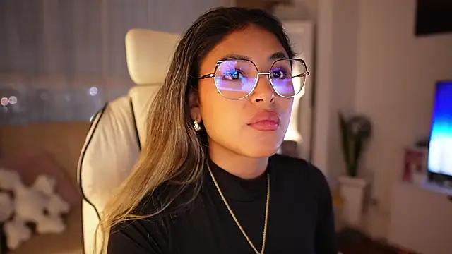 SaraParisi from StripChat