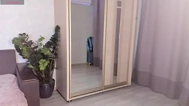 SaraShine_ from StripChat is Freechat