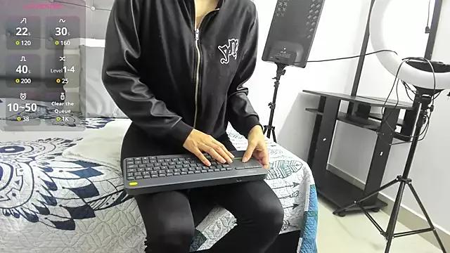 saray_reese from StripChat