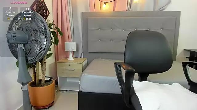 saray_reese from StripChat