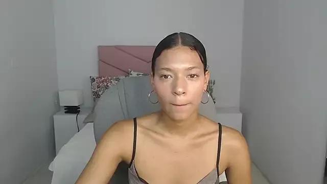 Discover our girls online shows and discover the company of countless livestreamers, with stunning shapes, sex toys and more.