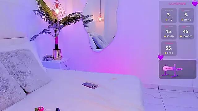 Discover our girls online shows and discover the company of countless livestreamers, with stunning shapes, sex toys and more.