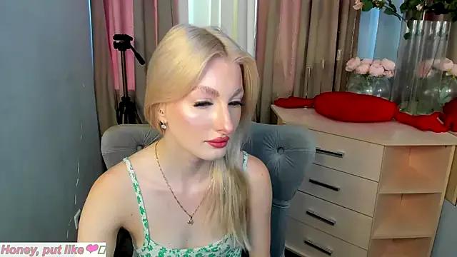 Sarrah_blush from StripChat