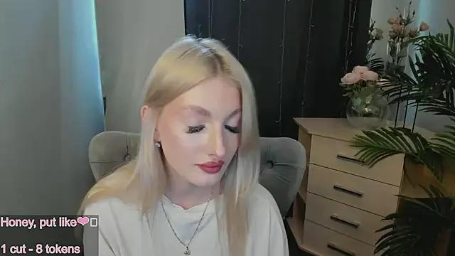 Sarrah_blush from StripChat is Freechat