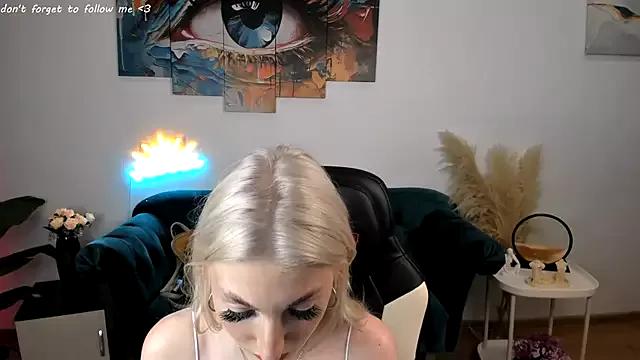 Discover our girls online shows and discover the company of countless livestreamers, with stunning shapes, sex toys and more.