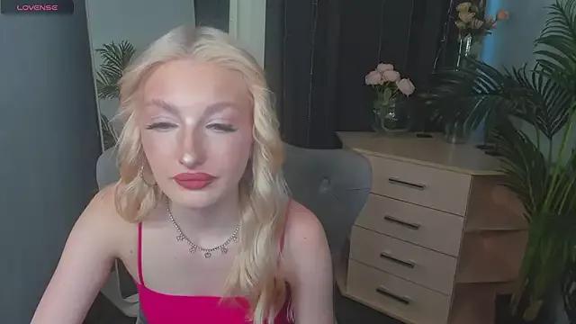 Discover our girls online shows and discover the company of countless livestreamers, with stunning shapes, sex toys and more.