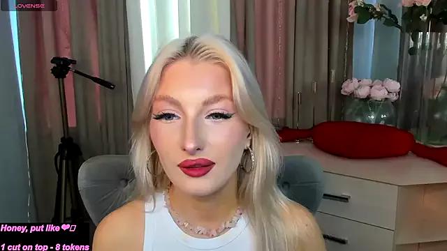 Sarrah_blush from StripChat