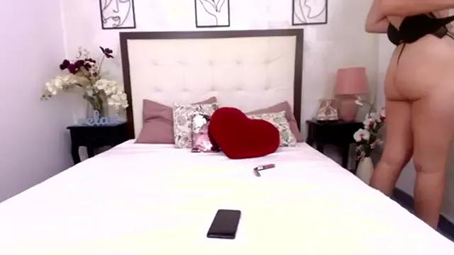 SarraRay from StripChat