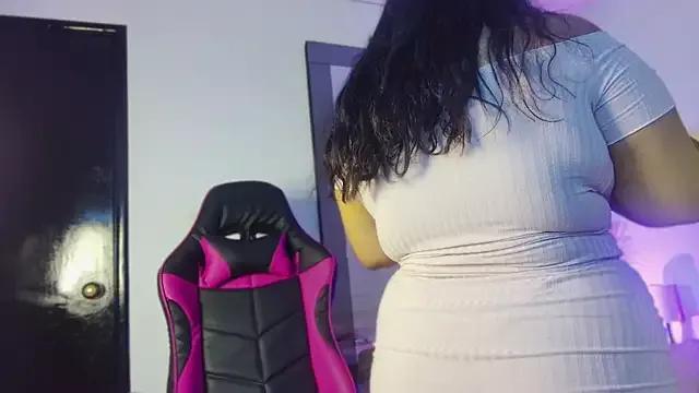 Discover our girls online shows and discover the company of countless livestreamers, with stunning shapes, sex toys and more.