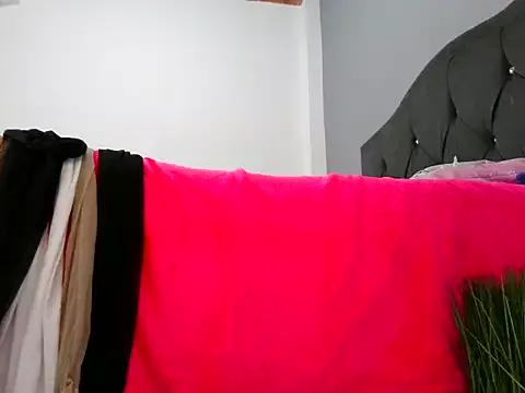 Discover our girls online shows and discover the company of countless livestreamers, with stunning shapes, sex toys and more.