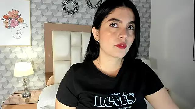 Discover our girls online shows and discover the company of countless livestreamers, with stunning shapes, sex toys and more.
