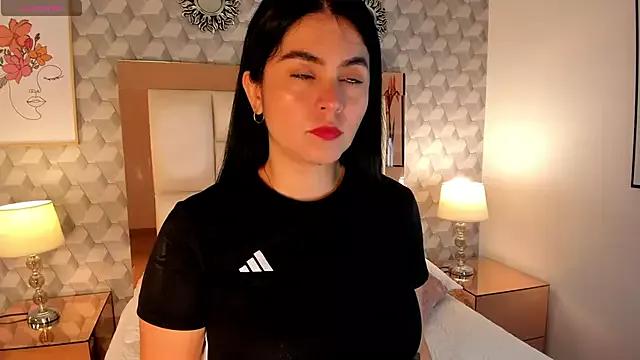 Discover our girls online shows and discover the company of countless livestreamers, with stunning shapes, sex toys and more.