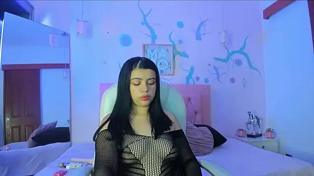Discover our girls online shows and discover the company of countless livestreamers, with stunning shapes, sex toys and more.