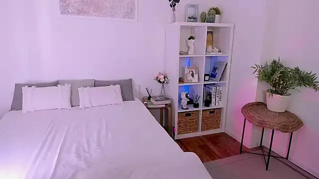 Discover our girls online shows and discover the company of countless livestreamers, with stunning shapes, sex toys and more.