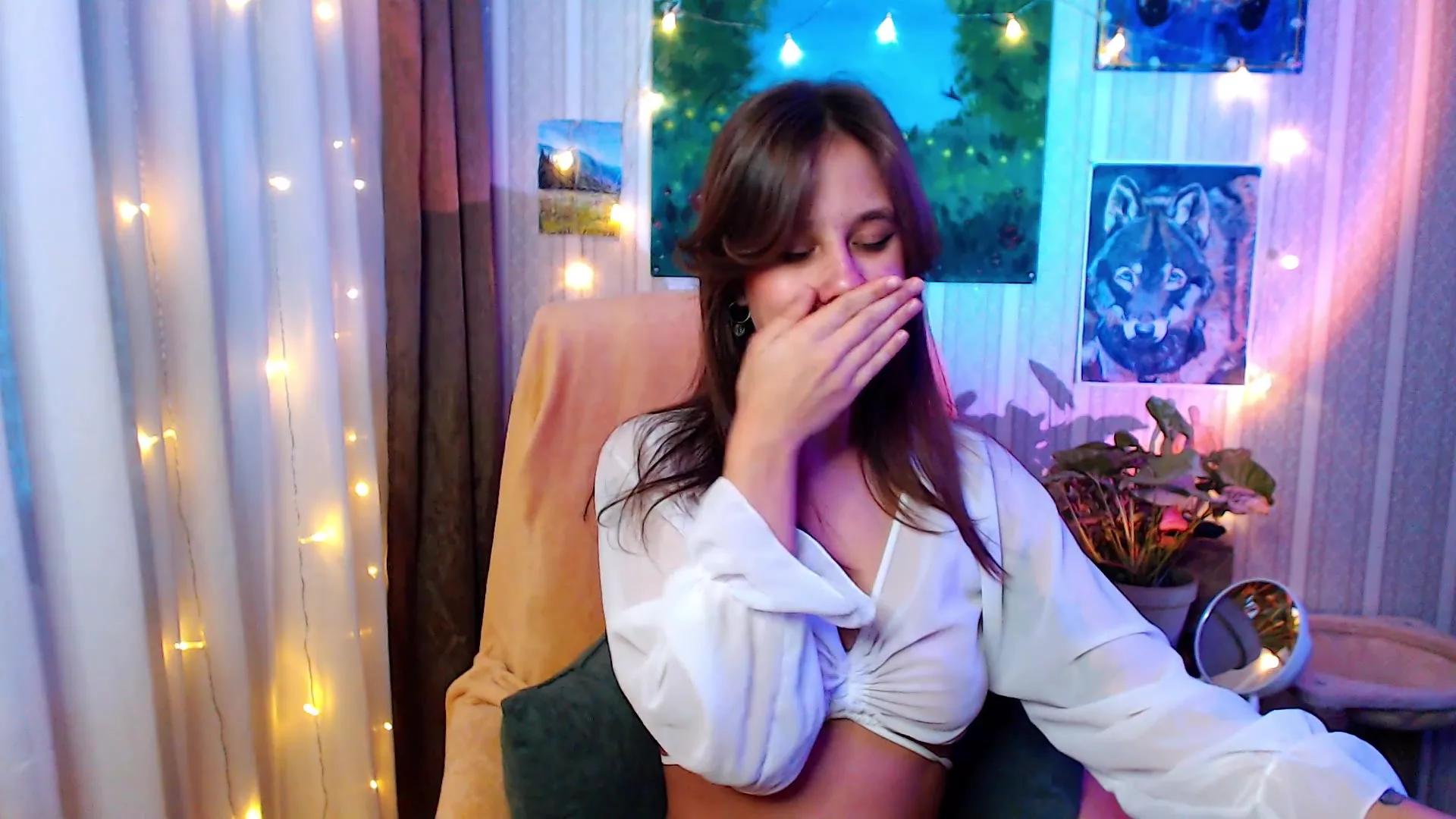 Discover our girls online shows and discover the company of countless livestreamers, with stunning shapes, sex toys and more.