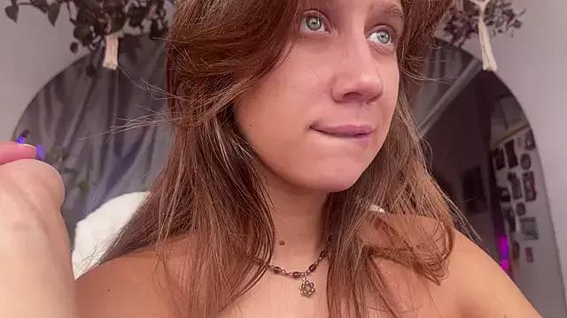 Discover our girls online shows and discover the company of countless livestreamers, with stunning shapes, sex toys and more.
