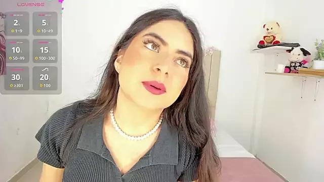 Discover our girls online shows and discover the company of countless livestreamers, with stunning shapes, sex toys and more.