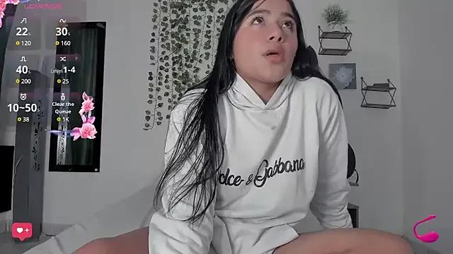 Discover our girls online shows and discover the company of countless livestreamers, with stunning shapes, sex toys and more.