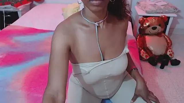 Discover our girls online shows and discover the company of countless livestreamers, with stunning shapes, sex toys and more.