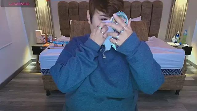 Discover our girls online shows and discover the company of countless livestreamers, with stunning shapes, sex toys and more.