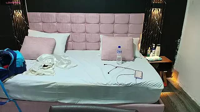 Discover our girls online shows and discover the company of countless livestreamers, with stunning shapes, sex toys and more.