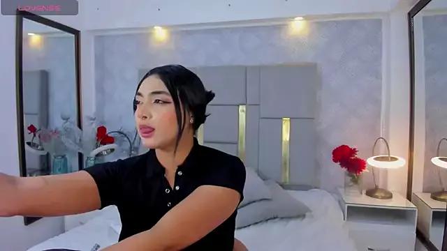 Discover our girls online shows and discover the company of countless livestreamers, with stunning shapes, sex toys and more.