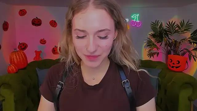 Discover our girls online shows and discover the company of countless livestreamers, with stunning shapes, sex toys and more.