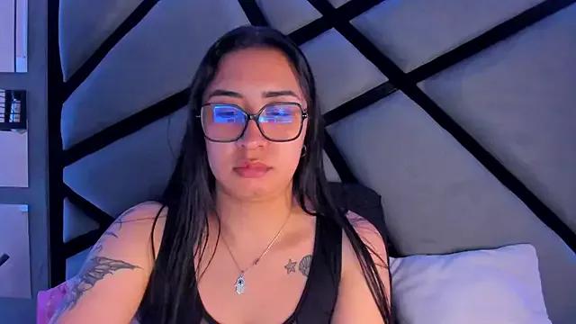 Discover our girls online shows and discover the company of countless livestreamers, with stunning shapes, sex toys and more.