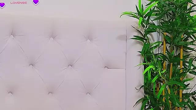 Discover our girls online shows and discover the company of countless livestreamers, with stunning shapes, sex toys and more.