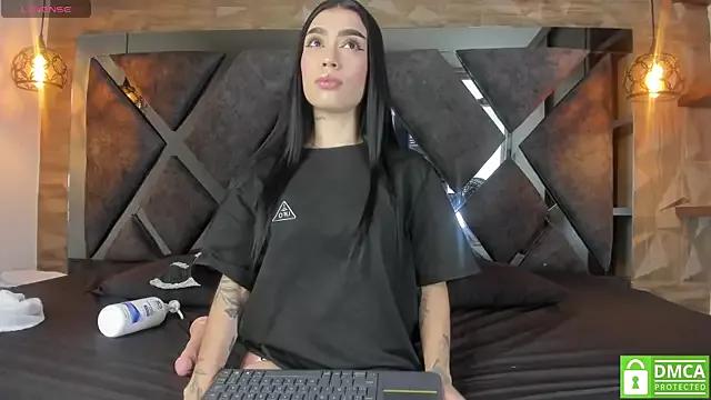 Discover our girls online shows and discover the company of countless livestreamers, with stunning shapes, sex toys and more.