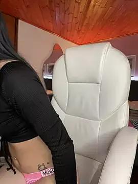 Discover our girls online shows and discover the company of countless livestreamers, with stunning shapes, sex toys and more.