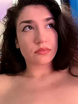 Discover our girls online shows and discover the company of countless livestreamers, with stunning shapes, sex toys and more.