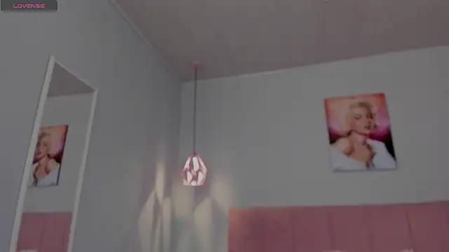 Discover our girls online shows and discover the company of countless livestreamers, with stunning shapes, sex toys and more.
