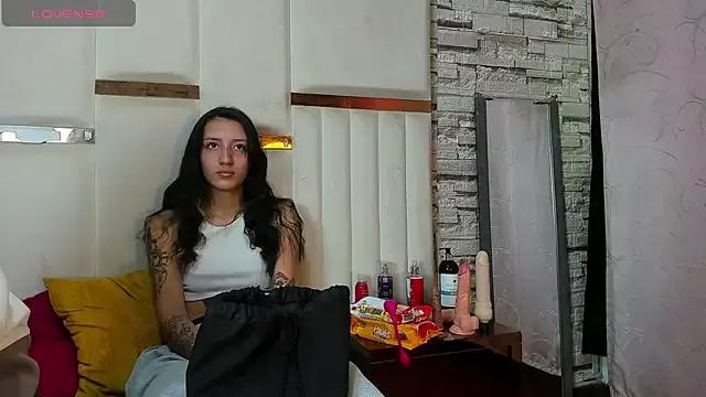 Discover our girls online shows and discover the company of countless livestreamers, with stunning shapes, sex toys and more.