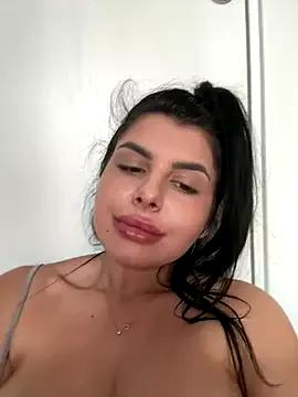 Discover our girls online shows and discover the company of countless livestreamers, with stunning shapes, sex toys and more.