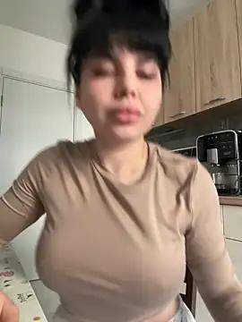 Discover our girls online shows and discover the company of countless livestreamers, with stunning shapes, sex toys and more.