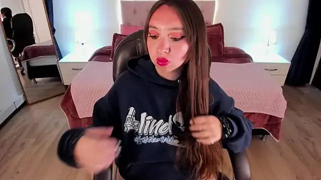 Discover our girls online shows and discover the company of countless livestreamers, with stunning shapes, sex toys and more.