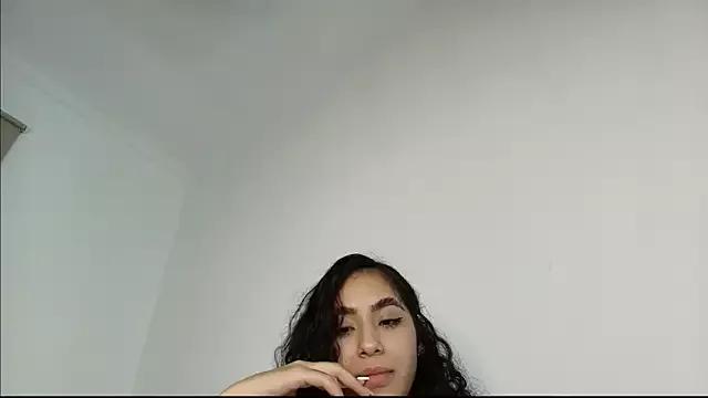 Discover our girls online shows and discover the company of countless livestreamers, with stunning shapes, sex toys and more.
