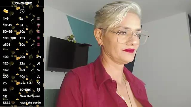Discover our girls online shows and discover the company of countless livestreamers, with stunning shapes, sex toys and more.