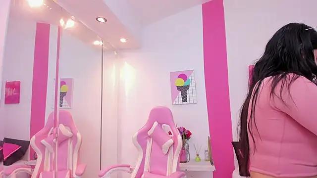 Discover our girls online shows and discover the company of countless livestreamers, with stunning shapes, sex toys and more.