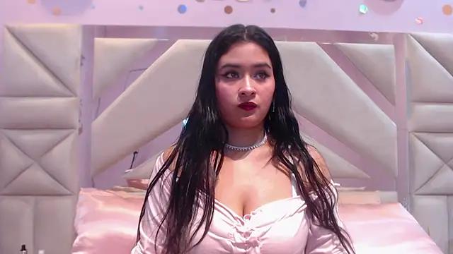 Discover our girls online shows and discover the company of countless livestreamers, with stunning shapes, sex toys and more.