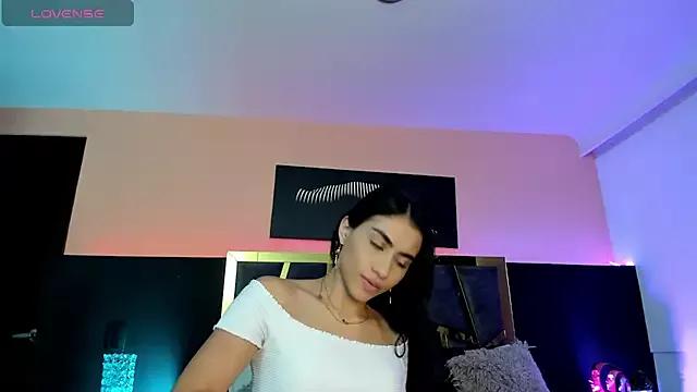 Discover our girls online shows and discover the company of countless livestreamers, with stunning shapes, sex toys and more.