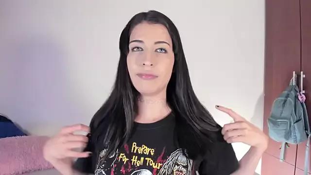 Discover our girls online shows and discover the company of countless livestreamers, with stunning shapes, sex toys and more.