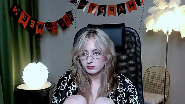 Discover our girls online shows and discover the company of countless livestreamers, with stunning shapes, sex toys and more.