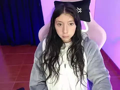 Discover our girls online shows and discover the company of countless livestreamers, with stunning shapes, sex toys and more.