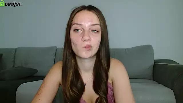 Discover our girls online shows and discover the company of countless livestreamers, with stunning shapes, sex toys and more.